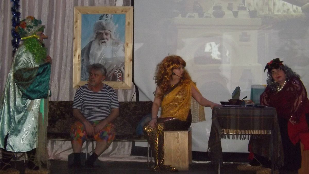 В Новогодние праздники артисты Районного Дома культуры показали мюзикл "Ирония избы или с нелегким паром".