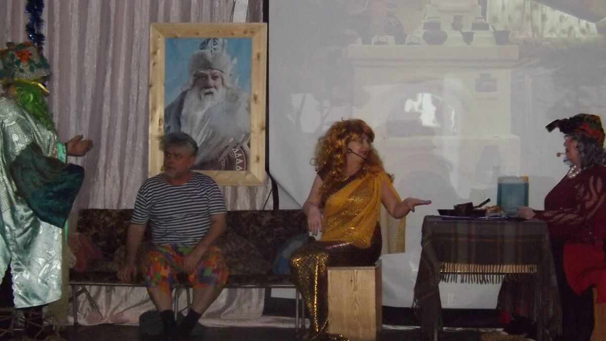 В Новогодние праздники артисты Районного Дома культуры показали мюзикл "Ирония избы или с нелегким паром".