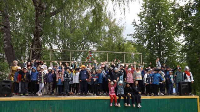 Сегодня специалисты районного Дома культуры  провели  – Закрытие лагерной смены.