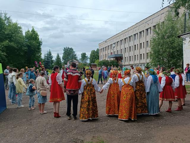 23 июня на площади Районного Дома культуры состоялся праздник "Троицкие гуляния".