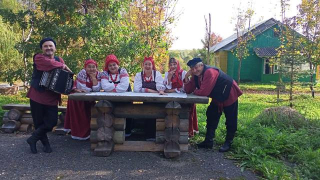 14 сентября ансамбль народной песни "Нагорена" Районного Дома культуры выступил с концертной программой в с. Ошеть, на сыроварне Светланы Шиловой. 