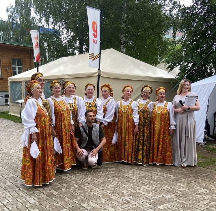 14 июня Народный самодеятельный коллектив «Родные напевы»,танцевальный коллектив «Подружки-веселушки»,солисты Лариса Обатурова и Владимир Рычков выступали с концертной программой «Матушка Россия» на Прогулочной Спасской г.Киров .