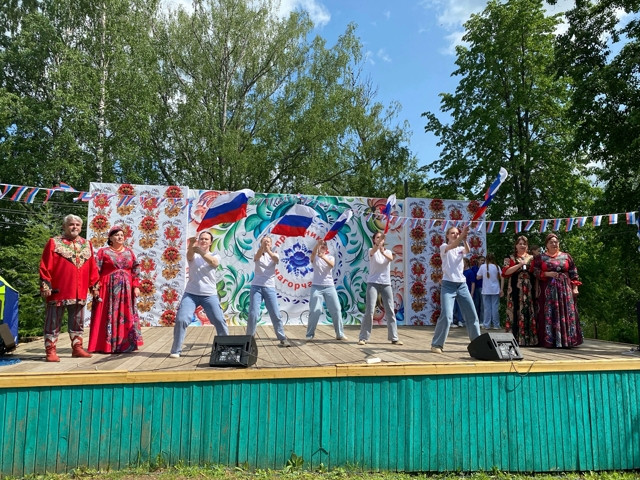 12 июня на площадке Районного Дома культуры состоялись праздничные мероприятия, приуроченные к Дню России.